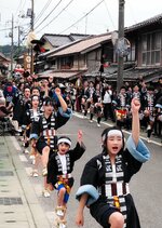 威勢の良いかけ声を上げ町内を練り歩くやっこたち＝３日、米子市淀江町淀江