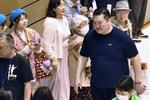 　大相撲春巡業で、館内を歩く先発担当の宮城野親方（右）＝４月、神奈川県秦野市
