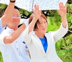 候補者の応援で山陰入りし、聴衆に手を振る田村氏（右）＝２０２２年６月２８日、島根県庁前