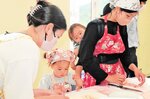 一緒に調理に挑戦する親子＝香美町小代区大谷の小代地域局