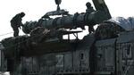戦術核兵器使用を想定した演習で、弾道ミサイル「イスカンデル」を積み込む兵士。ロシア国防省が５月２１日、画像を提供した（ＡＰ＝共同）