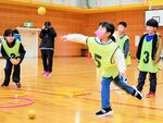 ストラックアウトで懸命にボールを投げる参加者＝１２日、新温泉町桐岡の照来小