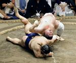 　宇良（上）が伝え反りで高安を破る＝両国国技館