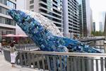 　海洋プラスチックごみなどで作られたクジラのオブジェ＝１７日、ロンドン（共同）