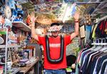 　名古屋市の店舗で安全バーを体に掛け、ポーズをとるジェットコースター男さん