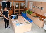 野菜などの無人販売を備えた「バード」の新拠点＝八頭町見槻中の隼ラボ