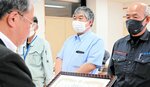 無事故・無違反を達成し、上島会長（左）から表彰状を贈られる団体の代表者ら＝２４日、新温泉町戸田の美方署