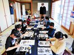 丁寧に筆を進め、書き初めに挑む子どもたち