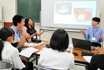 講師と英語で議論する生徒ら＝１１日、倉吉体育文化会館