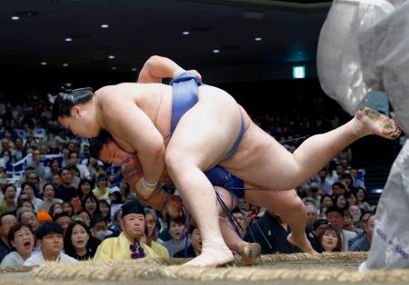　大の里（手前）が寄り倒しで若隆景を下す＝両国国技館
