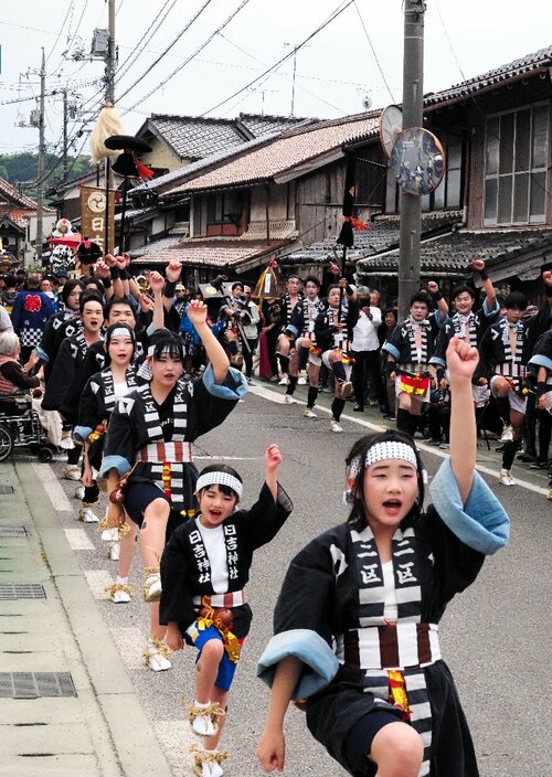 威勢の良いかけ声を上げ町内を練り歩くやっこたち＝３日、米子市淀江町淀江