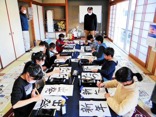 丁寧に筆を進め、書き初めに挑む子どもたち