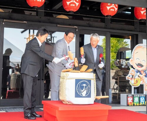 鏡開きでグランドオープンを祝う関係者
