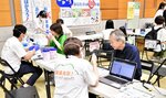 測定などを通じて口の健康状態をチェックする来場者＝２０日、米子コンベンションセンター