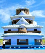 記念事業の目玉として製作された米子城形バルーン＝２日、三重県伊賀市（松浦部長提供）