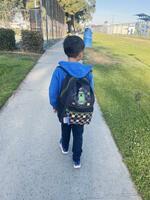 　３月、米トーランスで、小学校に向かう記者の長男（共同）