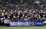 　８大会連続８度目のＷ杯出場を決めた日本代表＝３月、埼玉スタジアム