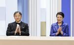 　日本国際賞の授賞式で拍手をされる天皇、皇后両陛下＝１６日午後、東京都渋谷区