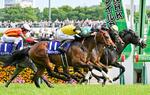 　第３０回ＮＨＫマイルカップを制した松山弘平騎乗のパンジャタワー（手前）＝東京競馬場