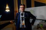 　Ｇ７財務相・中央銀行総裁会議開幕前に記者会見する議長国イタリアのジョルジェッティ経済財務相＝２３日、イタリア・ストレーザ（ロイター＝共同）