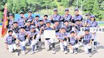 初優勝した渡スポーツ少年団＝岩美球場