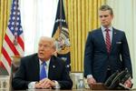 　米ホワイトハウスの大統領執務室で話すトランプ大統領（左）とヘグセス国防長官＝２１日（ゲッティ＝共同）