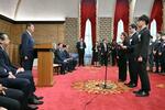 　地方創生支援官激励式で決意表明を聞く石破首相（左から２人目）＝９日午前、首相公邸（代表撮影）