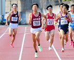 男子１５００メートルでラストの直線で飛び出してトップでゴールする大下智矢（７０２）＝ヤマタスポーツパーク陸上競技場