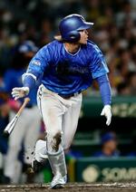 　７回ＤｅＮＡ２死満塁、石上が左前に２点打を放つ＝甲子園