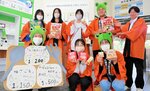 特産品販売やオリジナルステッカー配布を通して地元の魅力を発信する香住高生＝２８日、香美町香住区のＪＲ香住駅