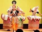 あでやかな衣装で古典舞踊を披露する出演者ら