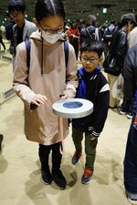 鳥取県ゾーンのメイン展示「鳥取無限砂丘」で鳥取の魅力アイテムを探す来場者＝１３日、大阪市此花区の夢洲