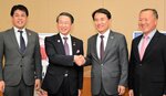 金知事（右から２人目）と握手を交わす平井知事（同３人目）＝２日、東京都千代田区の都道府県会館