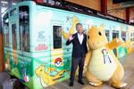 　「カイリュートレイン」の運行再開を前に、カイリューと記念撮影するえちぜん鉄道の前田洋一社長＝２４日午前、えちぜん鉄道福井駅