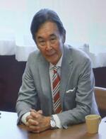 　オンラインでインタビューに応じる都倉俊一文化庁長官