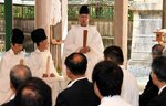 祭典を終え、参列者にあいさつする井上宮司＝１５日、倉吉市仲ノ町の鎮霊神社