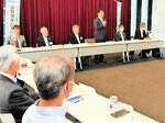 ＧＧＮの再認定審査でグリーンカードを勝ち取ると意気込む関貫会長（右奥３人目）＝２０日、兵庫県の豊岡市役所