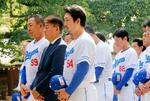 　名古屋市の熱田神宮で必勝祈願する中日の井上監督（前列左）、藤嶋選手会長（同右）ら＝２５日