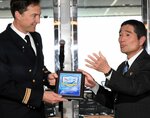 デュプイ船長（左）に新しい記念盾を贈る伊達市長＝２５日、ル・ジャック・カルティエ船内