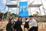 会場となる隠岐神社でポーズを取る田川さん（手前左）と上田さん（同右）ら隠岐島前高の生徒＝１０月１４日、島根県海士町海士