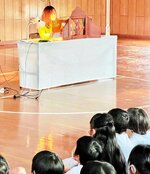 子どもたちに多彩な声で紙芝居を読み聞かせる大原さん