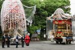 　秩父神社を訪問し、秩父夜祭で使われる笠鉾や屋台を見学される天皇陛下＝２５日午前、埼玉県秩父市（代表撮影）