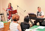 来場者を前に歌謡曲などを披露する河合さん（左）ときむらさん＝１８日、香美町村岡区森脇の西村工務店研修室