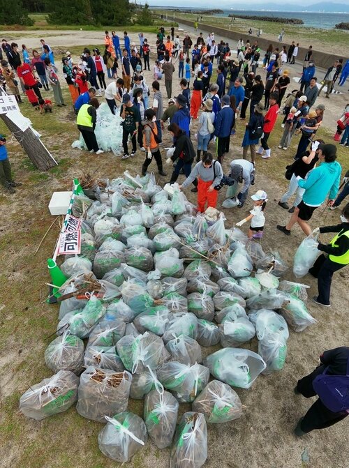 【大量の成果】約１時間の清掃で集められた大量のごみ