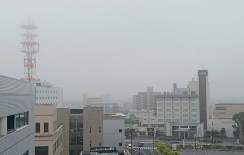 濃霧でかすむ鳥取市街地＝２２日午前