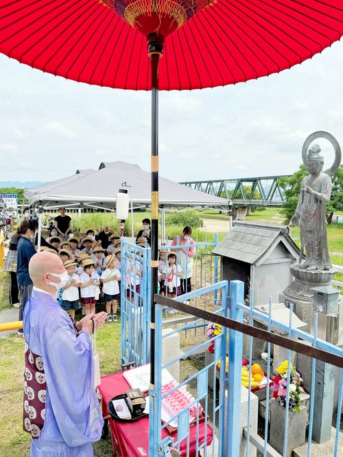 平和の祈りをささげる参列者ら＝７日、大阪市北区の長柄橋