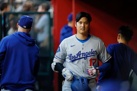 　ダイヤモンドバックス戦の１回、中飛に倒れベンチに戻ったドジャース・大谷＝フェニックス（共同）