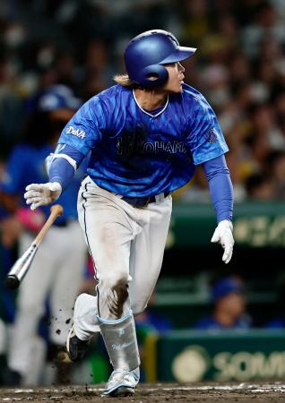 　７回ＤｅＮＡ２死満塁、石上が左前に２点打を放つ＝甲子園
