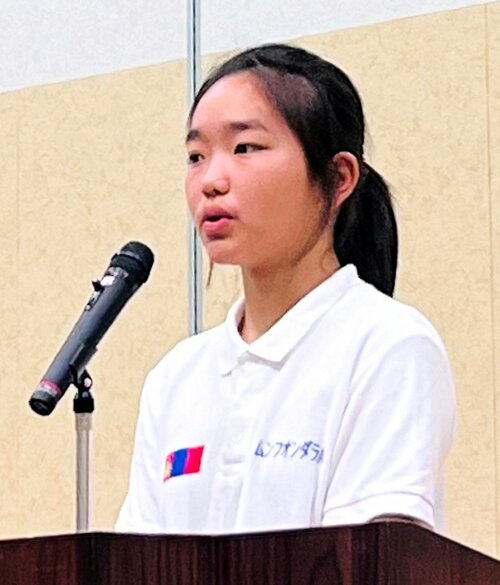 日本語でスピーチをするモンゴルの子ども