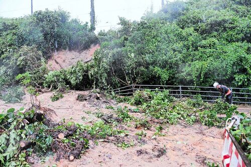 土砂崩れでふさがれた通学路＝１３日午前９時４５分ごろ、鳥取市気高町浜村